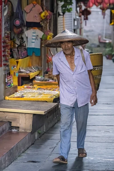 Feng Huang China Augustus 2019 Chinese Man Met Rieten Mand — Stockfoto