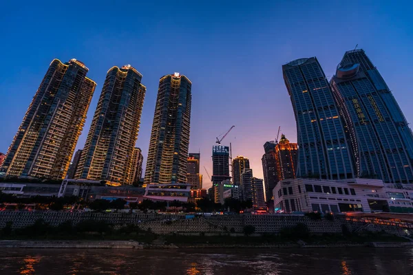 Chongqing Çin Ağustos 2019 Günbatımında Nehir Kenarındaki Modern Ticari Binalarının — Stok fotoğraf