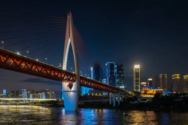 重慶市 8月2019 夕暮れ時に重慶市の強力な長江を渡って照明東Shuimen道路橋 — ストック写真