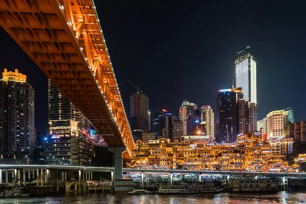 Chongqing Čína Srpen 2019 Noční Krajina Jasně Osvětlené Ohromující Hongyadong — Stock fotografie