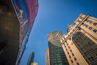 Chongqing, Çin - Ağustos 2019: Chongqing şehir merkezindeki Jiefangbei bölgesinde Highrise ticari binaları ve iş binaları