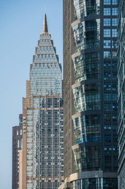 Chongqing, Çin - Ağustos 2019: Chongqing şehrindeki modern yüksek binalar ve iş gökdeleni binası