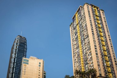 Chongqing, Çin - Ağustos 2019: Jiefangbei bölgesindeki yüksek binalar, iş yerleri ve konutlar