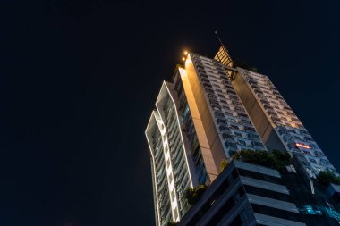 Chongqing, Çin - Ağustos 2019: Chongqing şehir merkezindeki Jiefangbei bölgesinde yüksek binaların manzarası