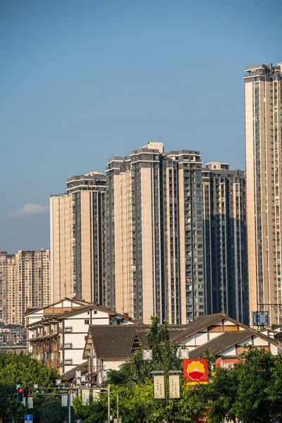 中国重庆 2019年8月 重庆市郊高耸的山坡住宅公寓和建筑 — 图库照片