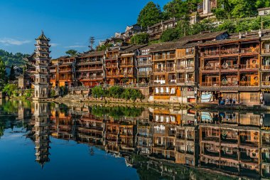 Feng Huang, Çin - Ağustos 2019: Landmark Fenghuang Wanming Pagoda Kulesi ve Tuo nehrinin kıyısında eski ahşap evler, Feng huang Eski Kasabası 'nın ortasından akıyor.