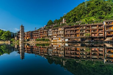 Feng Huang, Çin - Ağustos 2019: Landmark Fenghuang Wanming Pagoda Kulesi ve Tuo nehrinin kıyısında eski ahşap evler, Feng huang Eski Kasabası 'nın ortasından akıyor.