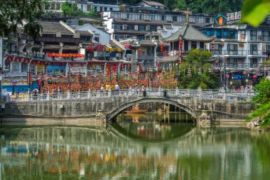 Yangshuo, Çin - Ağustos 2019: Guangxi Eyaleti 'nin Yangshuo Eski Şehir Merkezi' ndeki göl ve nehir üzerindeki antik kemerli köprü