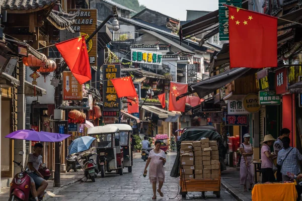 Yangshuo China Agosto 2019 Calle Del Casco Antiguo Llena Tiendas — Foto de Stock
