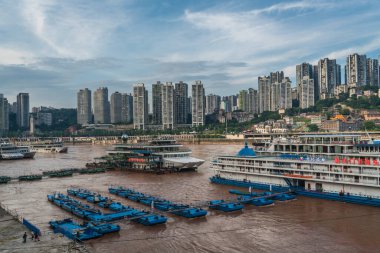 Chongqing, Çin - Ağustos 2019: Lüks yolcular Chongqing rıhtımından ayrılmaya hazır yolcu gemileri yazın Yangtze nehri üzerindeki üç boğazdan geçecek.