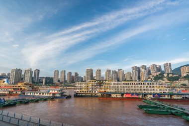 Chongqing, Çin - Ağustos 2019: Lüks yolcular Chongqing rıhtımından ayrılmaya hazır yolcu gemileri yazın Yangtze nehri üzerindeki üç boğazdan geçecek.