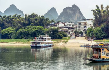 Yangshuo, Çin - Ağustos 2019: Yazın Li Nehri kıyısında yolcu bekleyen bir feribot görüntüsü