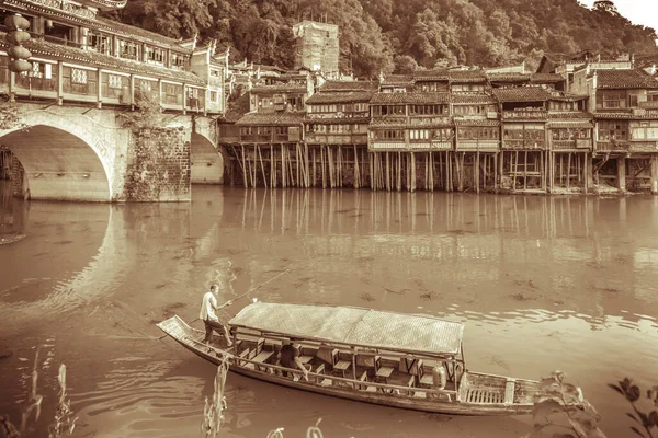 風水黄 8月2019 古い歴史的な木製の観光船のセピアヴィンテージビューは 旧市街Fenghuangの中心部を流れる佗川に航海 — ストック写真