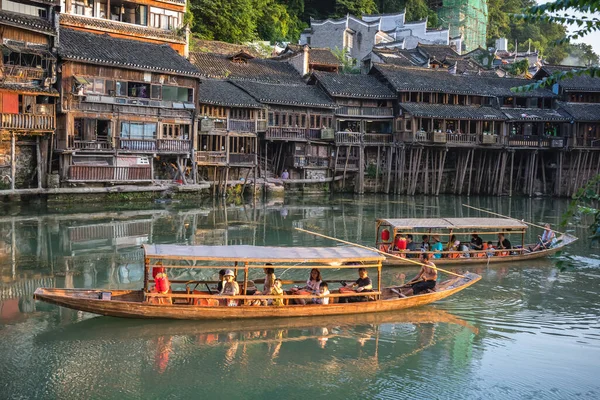 Feng Huang Κίνα Αύγουστος 2019 Αξιοθέατα Παλιά Ξύλινα Τουριστικά Σκάφη — Φωτογραφία Αρχείου