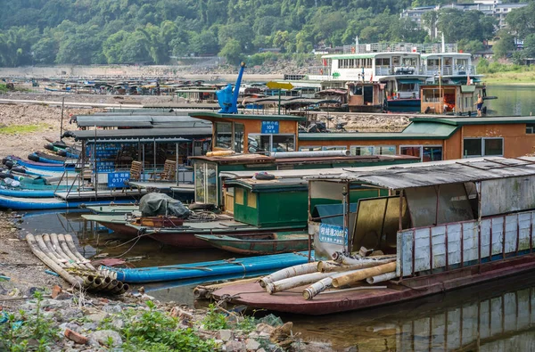 Yangshuo Çin Ağustos 2019 Nehri Kıyısında Küçük Turist Balıkçı Tekneleri — Stok fotoğraf