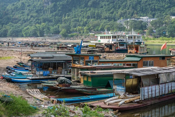 中国阳朔 2019年8月 在渡口 里江岸的小旅游船和渔船 — 图库照片