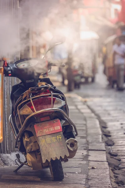 Yangshuo China Agosto 2019 Moto Estacionado Apoyado Una Pared Casco — Foto de Stock