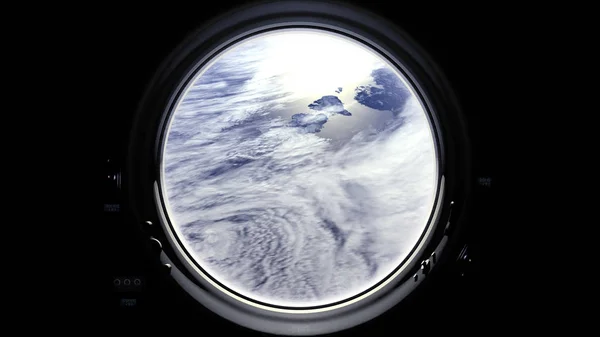 Uzay, uçuş, uzay istasyonu yukarıda Earth pencereden görüldüğü gibi dünya. Gerçekçi atmosfer. Hacimsel bulutlar. Uzaydan görüntüleyin. Yıldızlı gökyüzü. Uzay, dünya, yörünge, Nasa. 3D render. — Stok fotoğraf
