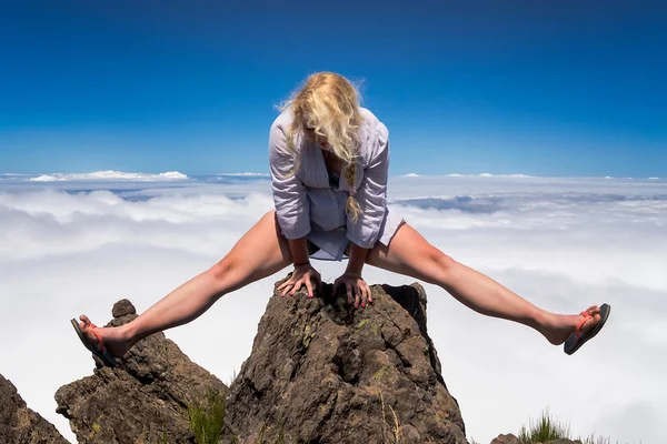 Jovem mulher fazendo cuspes no topo da montanha — Fotografia de Stock