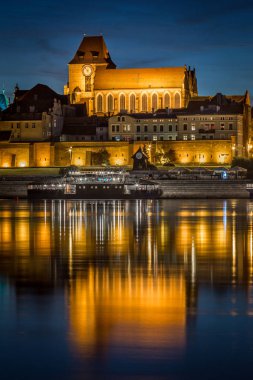 Torun, Polonya SS Johns Katedrali'nde nehir yansıma ile