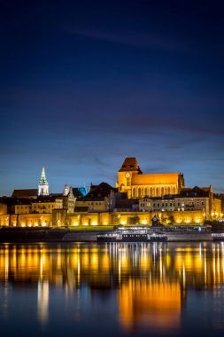 Torun'ın Old Town panorama Vistula Nehri onun yansıması ile bir