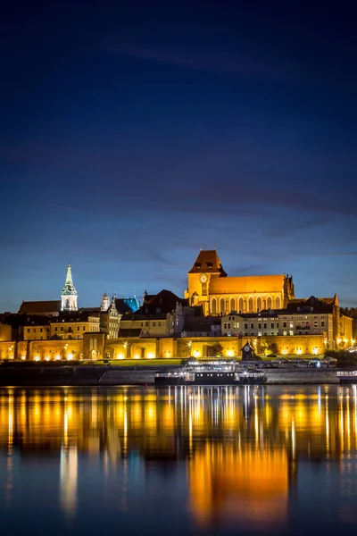 Panorama del casco antiguo de Torun con su reflejo en el río Vístula a — Foto de Stock