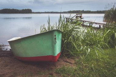 Fisherman's bridge arka planda ile yağmurlu gece yarış komitesi botu