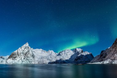 Lofoten, Norveç'in kış dağlarla st üzerinde Kuzey ışıkları