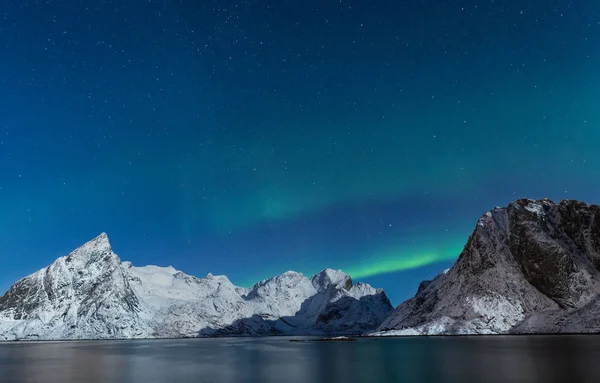 Aurora borealis Lofoten kar üzerinden yıldızlı dağlarla kaplı 