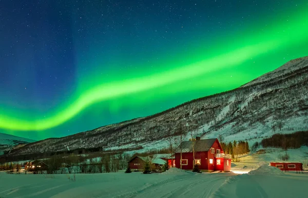 Kırsal ilçe Kuzey Norveç'in üzerinde yeşil Kuzey ışıkları