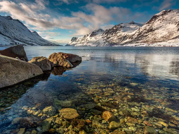 Kamienie Plaży Ersfjord Północnej Norwegii Zimowy Zmierzch Światła Słonecznego Światła — Zdjęcie stockowe