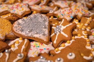 Noel için pişirilmiş ve süslenmiş renkli el yapımı kurabiyeler.