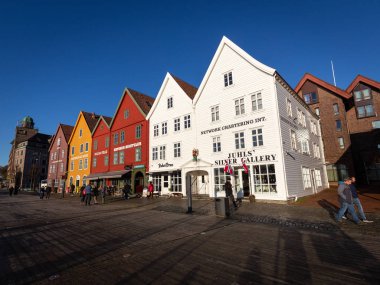 Bryggen, Bergen, Norveç - Kasım 2019. Bryg 'ın renkli evleri