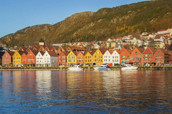 Bergen, Norveç - Kasım 2019. Bryggen - en çok ziyaret edilen turist