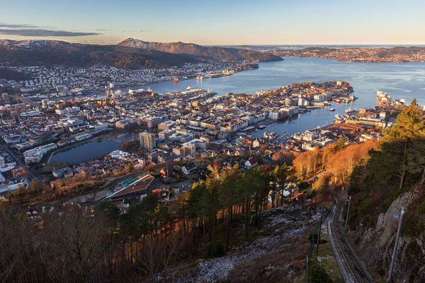 Bergen şehri ve sonbaharda Floyen Dağı 'ndan kuzey fiyort manzarası 