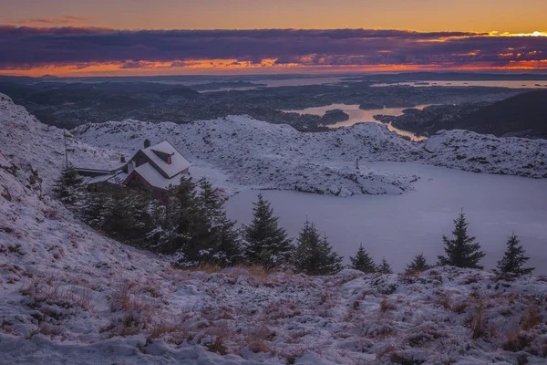 Ulriken Dağı, Bergen, Norveç - 2019.11.09. S ile kaplı ev
