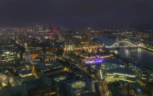 Nachtzicht op Tower Bridge and City of London, Engeland — Stockfoto