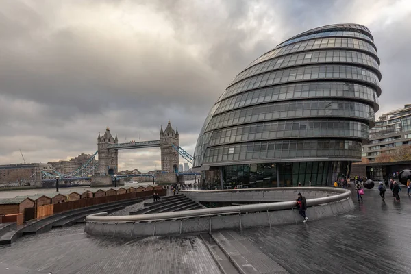 Londen, Engeland - november 2019. Uitzicht langs de rivier bij modern City H — Stockfoto