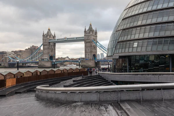 Londra, İngiltere - Kasım 2019. Tower Bridge 'de sonbahar manzarası ve