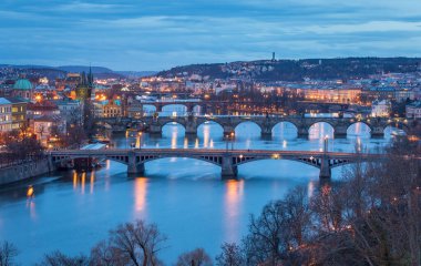 Prag köprüleri - Letna Hill 'in ünlü manzarası. Gün batımından hemen sonra. Prag 'ın eski ortaçağ şehrinin yedi köprüsü ve panoramik manzarası
