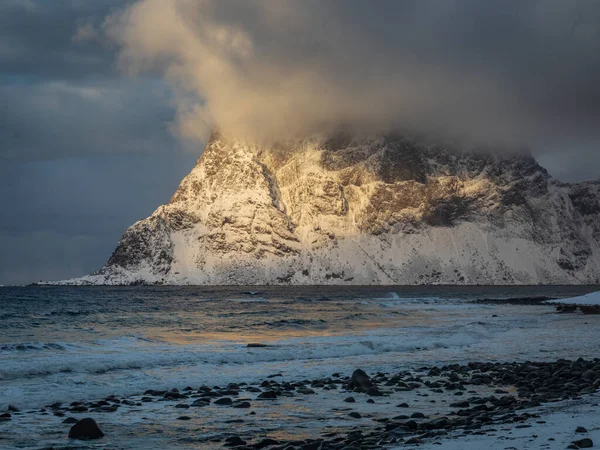 Zachód Słońca Plaży Uttakleiv Lofoten Norwegia Ostatnie Światło Słońca Lekki — Zdjęcie stockowe