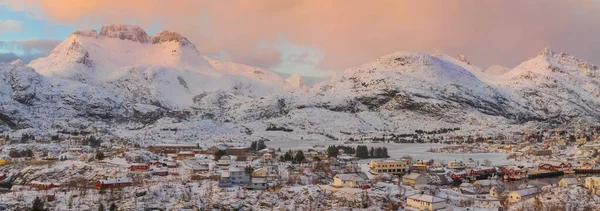 白雪覆盖的高山上的恐怖景象 夕阳西下 雪地上的橙色灯光 山脚下的渔村 有传统的诺威奇渔村 — 图库照片