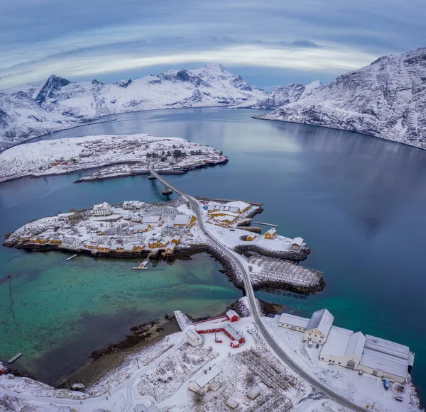 从空中俯瞰Sakrisoya Lofoten 具有传统的概念建筑物的小村庄 美丽的欢乐 清澈的峡湾 覆盖着白雪的群山 — 图库照片