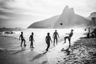 Kumsalda futbol oynarken