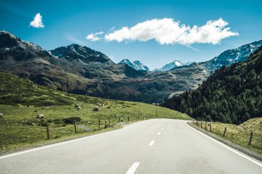 Swiss Alps bir yolda.