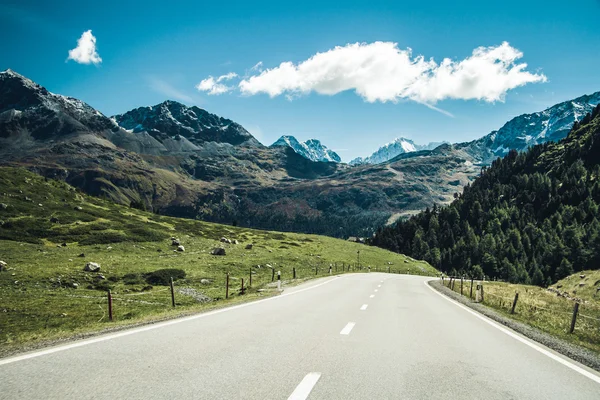 Uma estrada através dos Alpes Suíços . — Fotografia de Stock