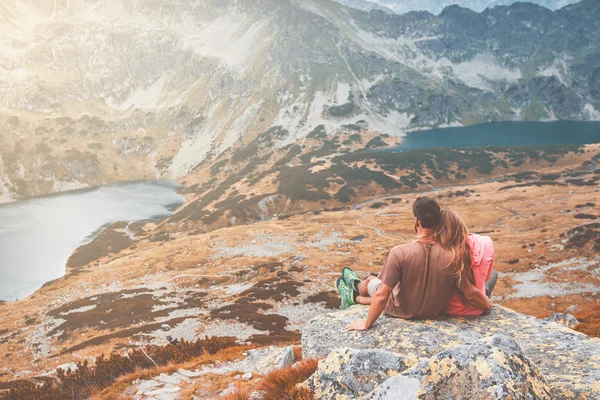 Couple in the mountains — Stock Photo, Image