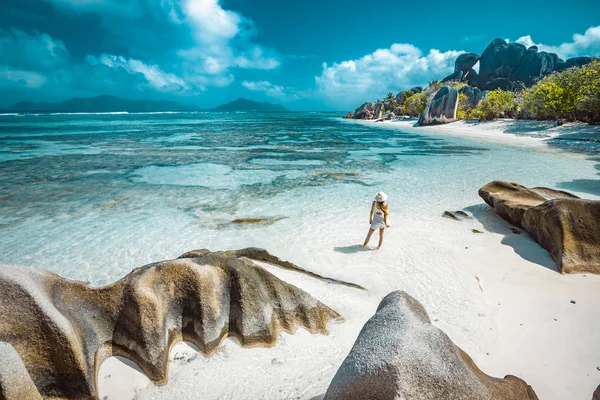 sığ suda ayakta orada