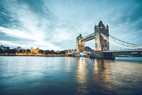 Tower Bridge w Londynie — Zdjęcie stockowe