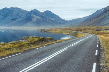 İzlanda'daki muhteşem manzara buradan geçen boş yol